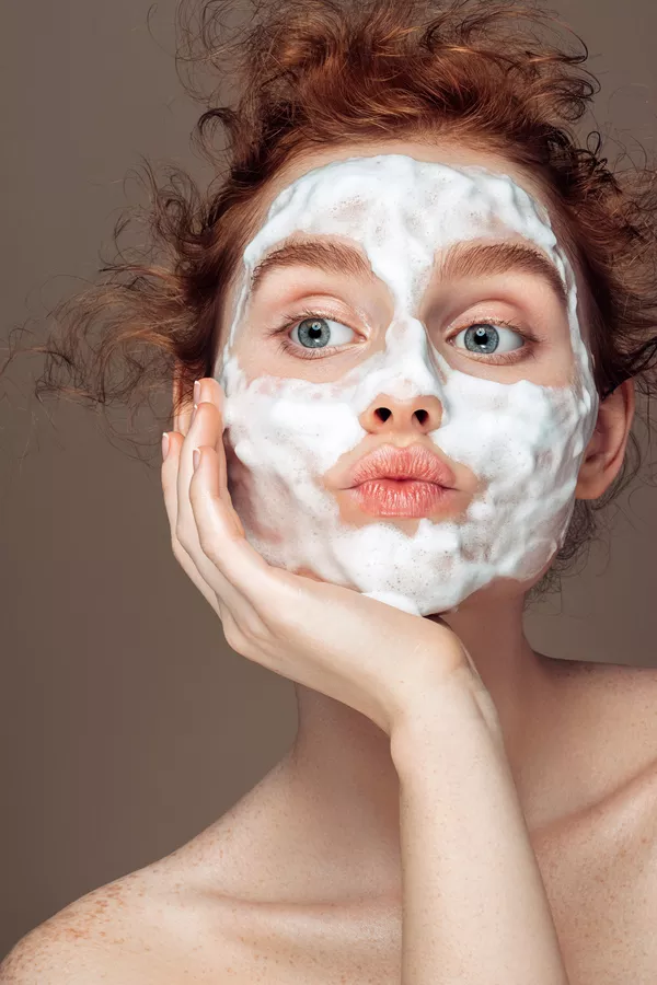 Realmente precisamos limpar o rosto pela manhã? Dermatologistas e Fisioterapeutas explicam